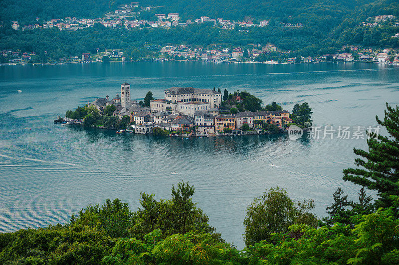 圣朱利奥岛(Isola di San Giulio)鸟瞰图从圣蒙特奥尔塔-皮埃蒙特，意大利